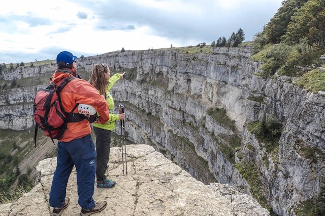 Découvrez ce cirque rocheux naturel d'un kilomètre de diamètre et parcourez en e-bike tout le Val-de-Travers.