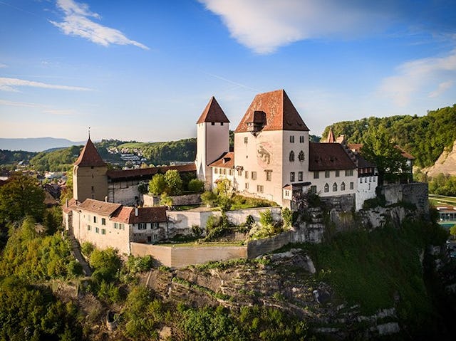 Le château, sis dans l'Emmental bernois, abrite à la fois un musée historique, un restaurant et une auberge de jeunesse.