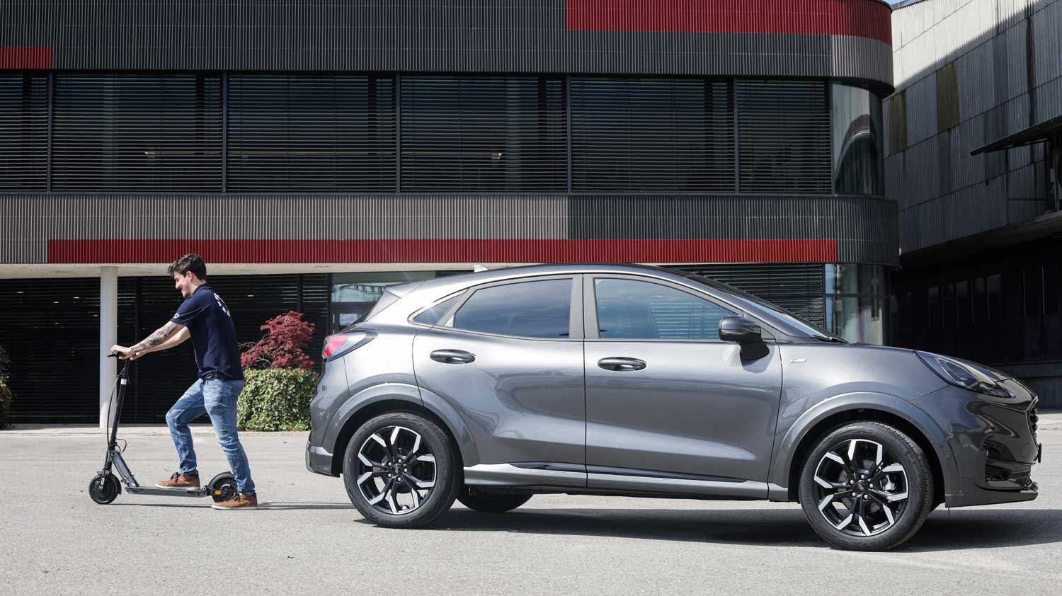 Même sur les derniers mètres, l'e-scooter amène les clients à destination.