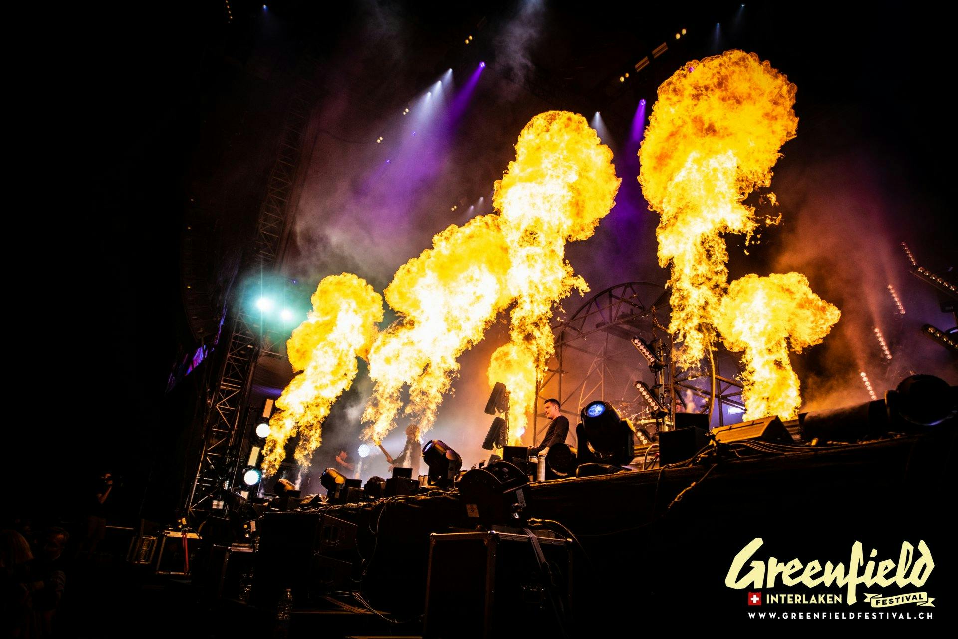 Feurige Shows, laute Musik und ausgelassene Stimmung sind garantiert!