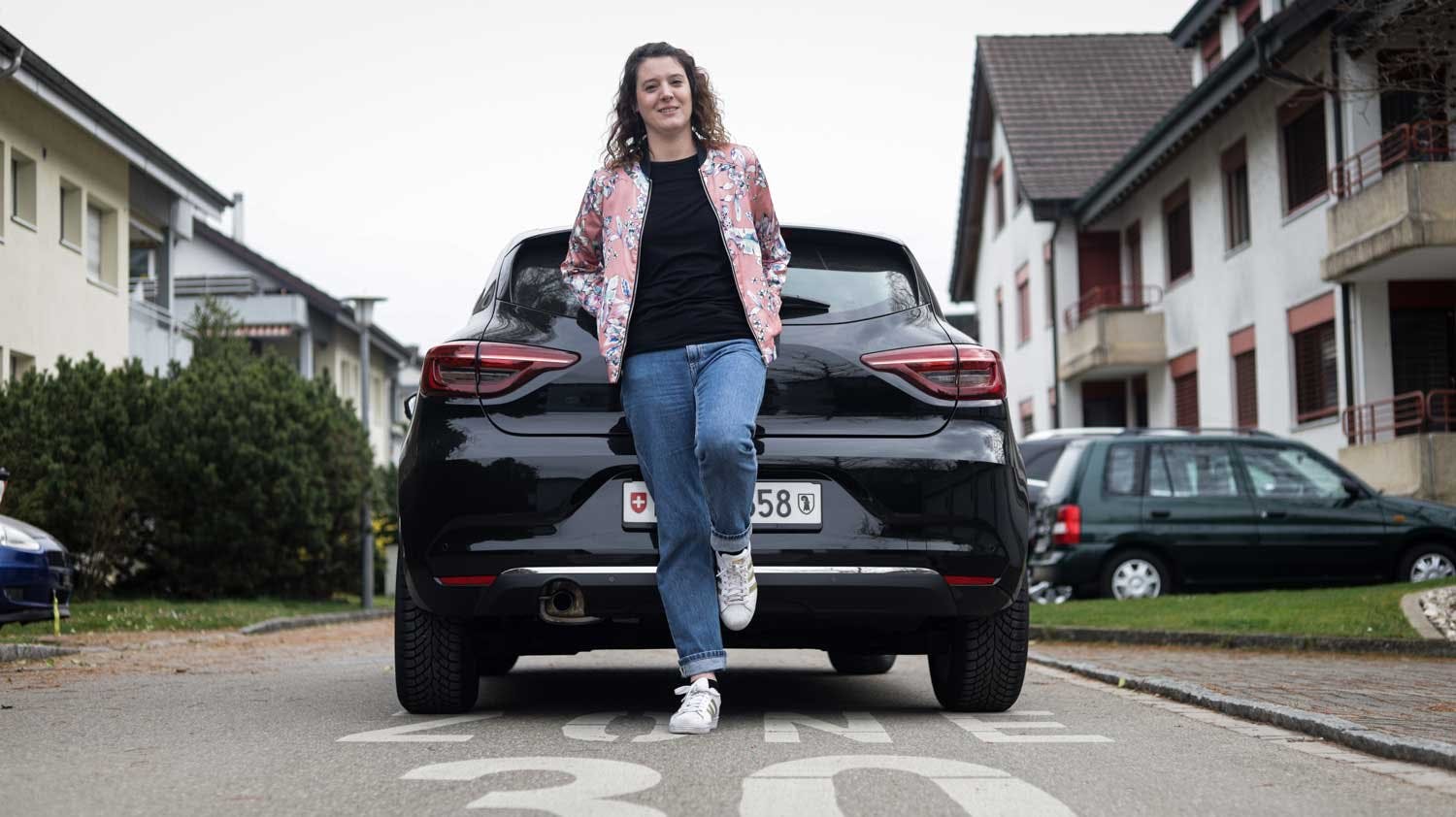 Sie liess sich ihr neues Auto direkt ins Büro liefern.