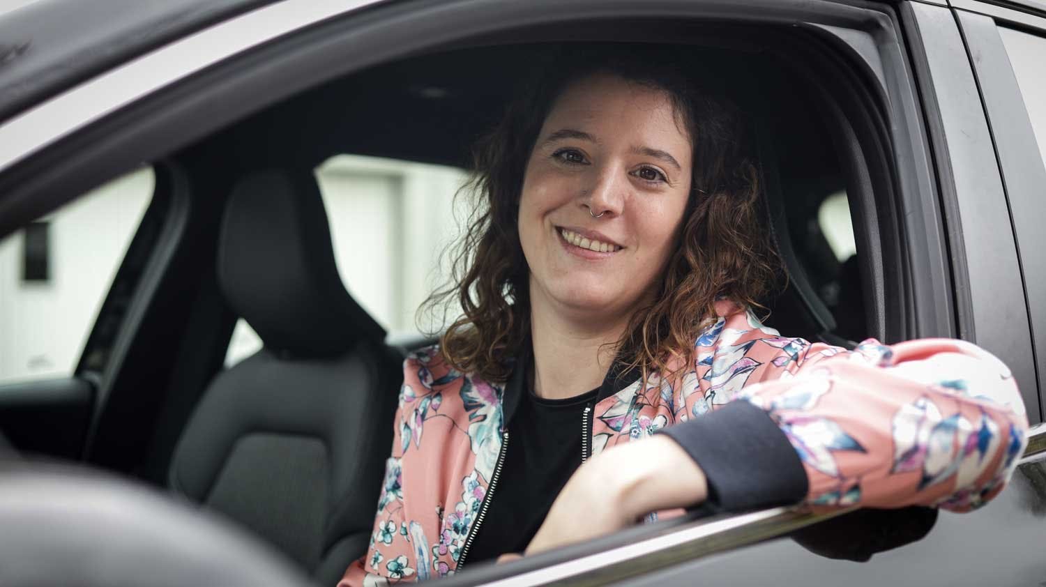 Maja ist mit ihrem Renault Clio sehr zufrieden.