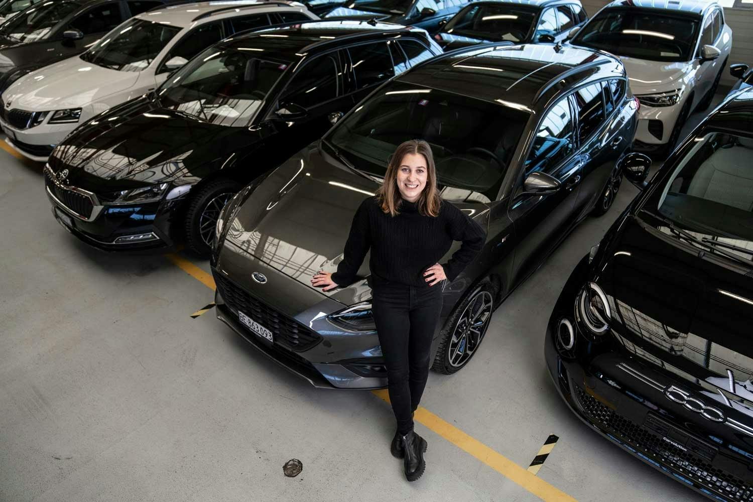 Léa Miggiano dans le salon automobile de Bannwil, au siège de Carvolution.