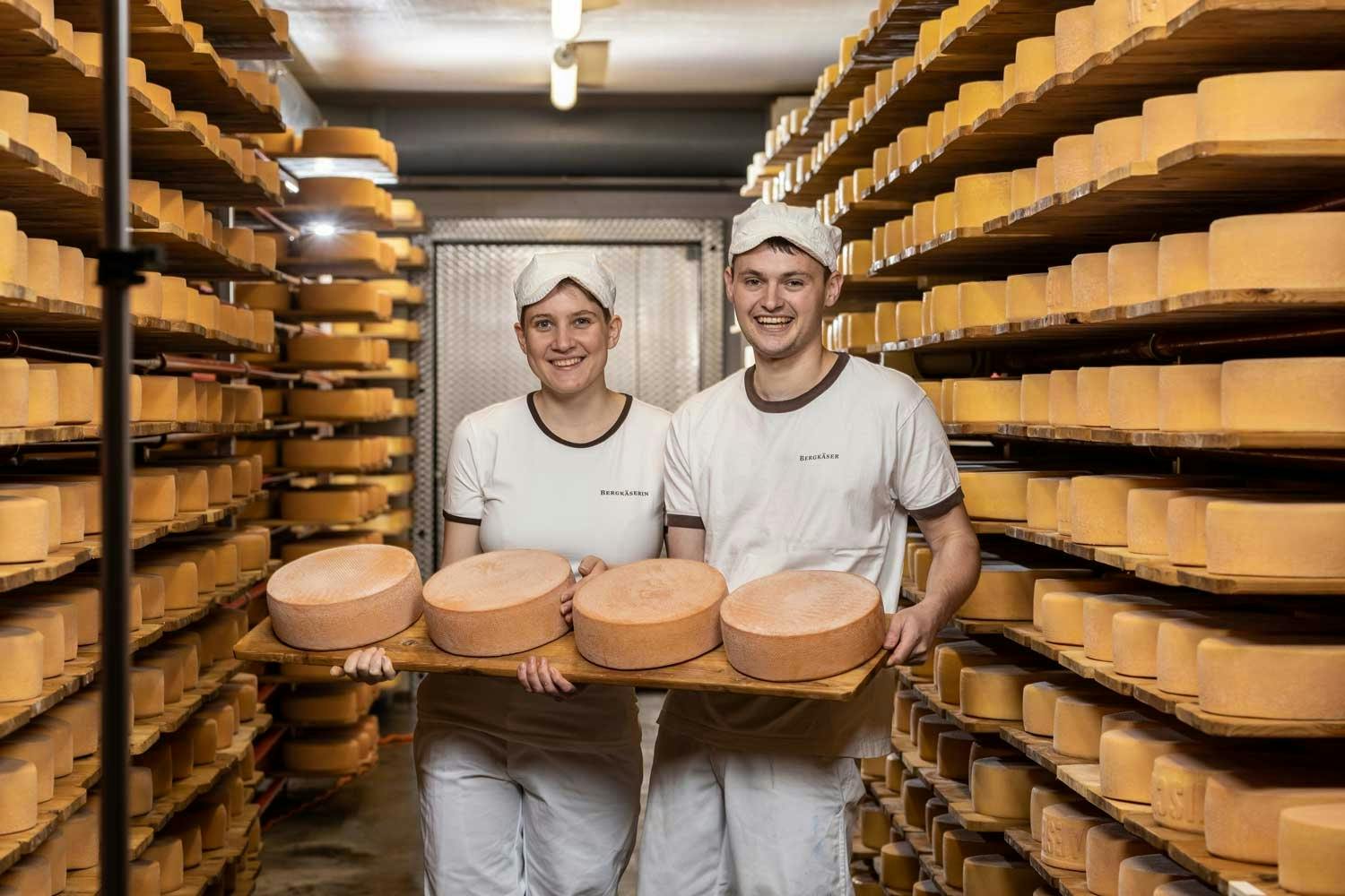 Stellen ihren Bärgchäs nach einem alten Familienrezept her: Selina Aschwanden und Sämi Raschle.