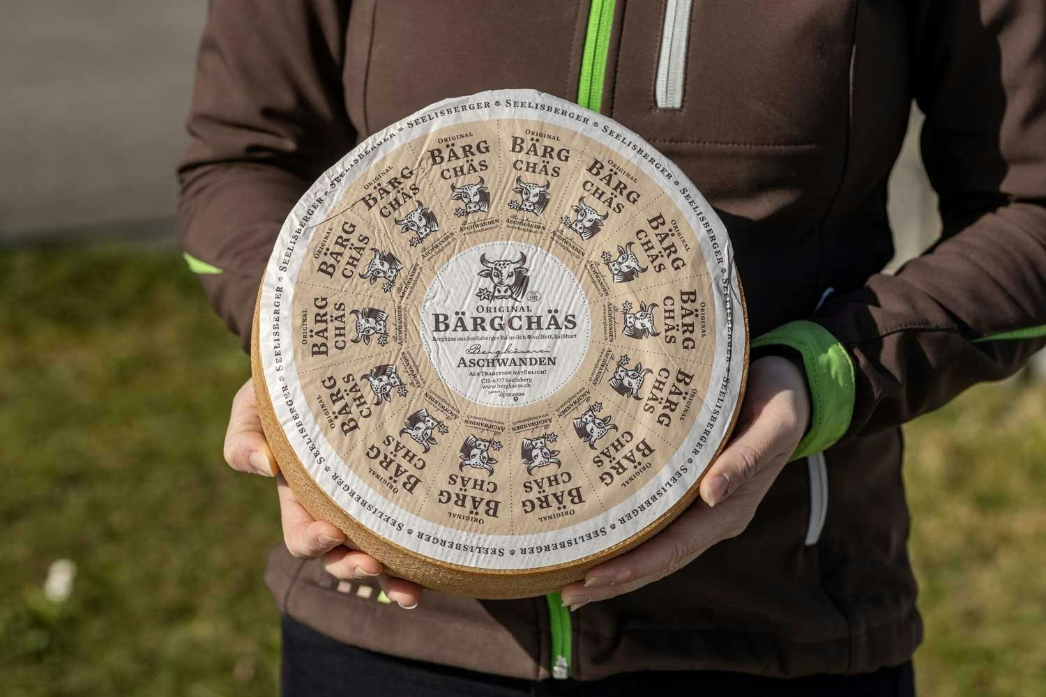 Das Spezielle daran ist: Der Käse besteht aus roher Heumilch.