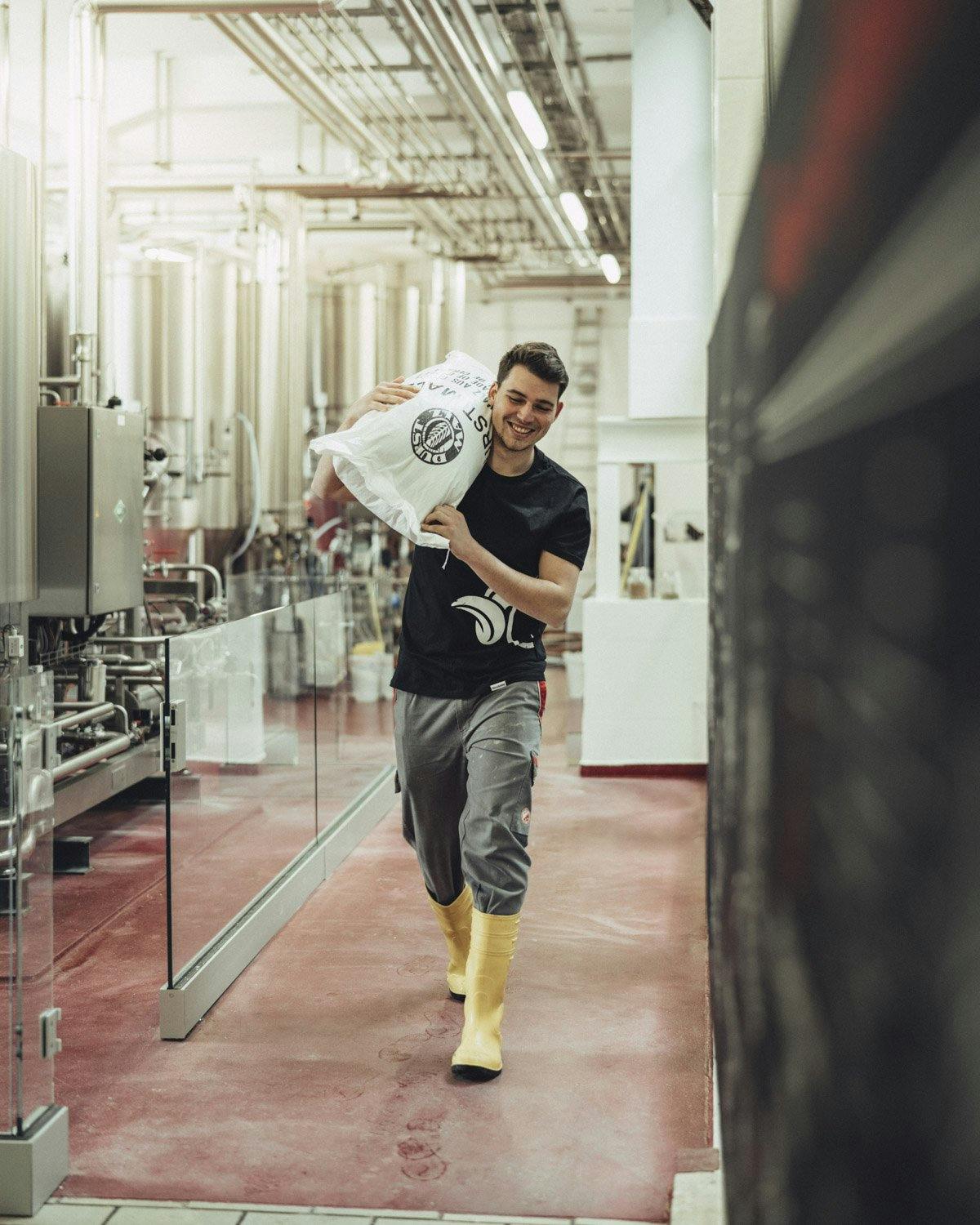 In der Brasserie Valaisanne werden alle wichtigen Arbeiten noch von Hand erledigt.