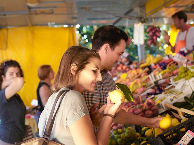Schlendern Sie über den Markt in Domodossola und lassen Sie sich von lokalen Produkten verwöhnen.