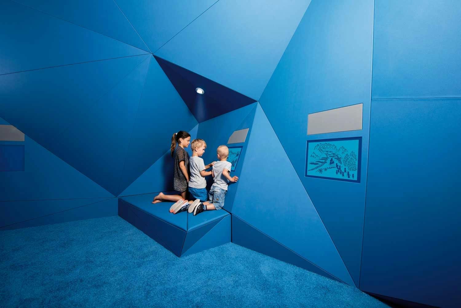 Die Sagengrotte erzählt den Kindern Sagengeschichten über Naturgewalten.