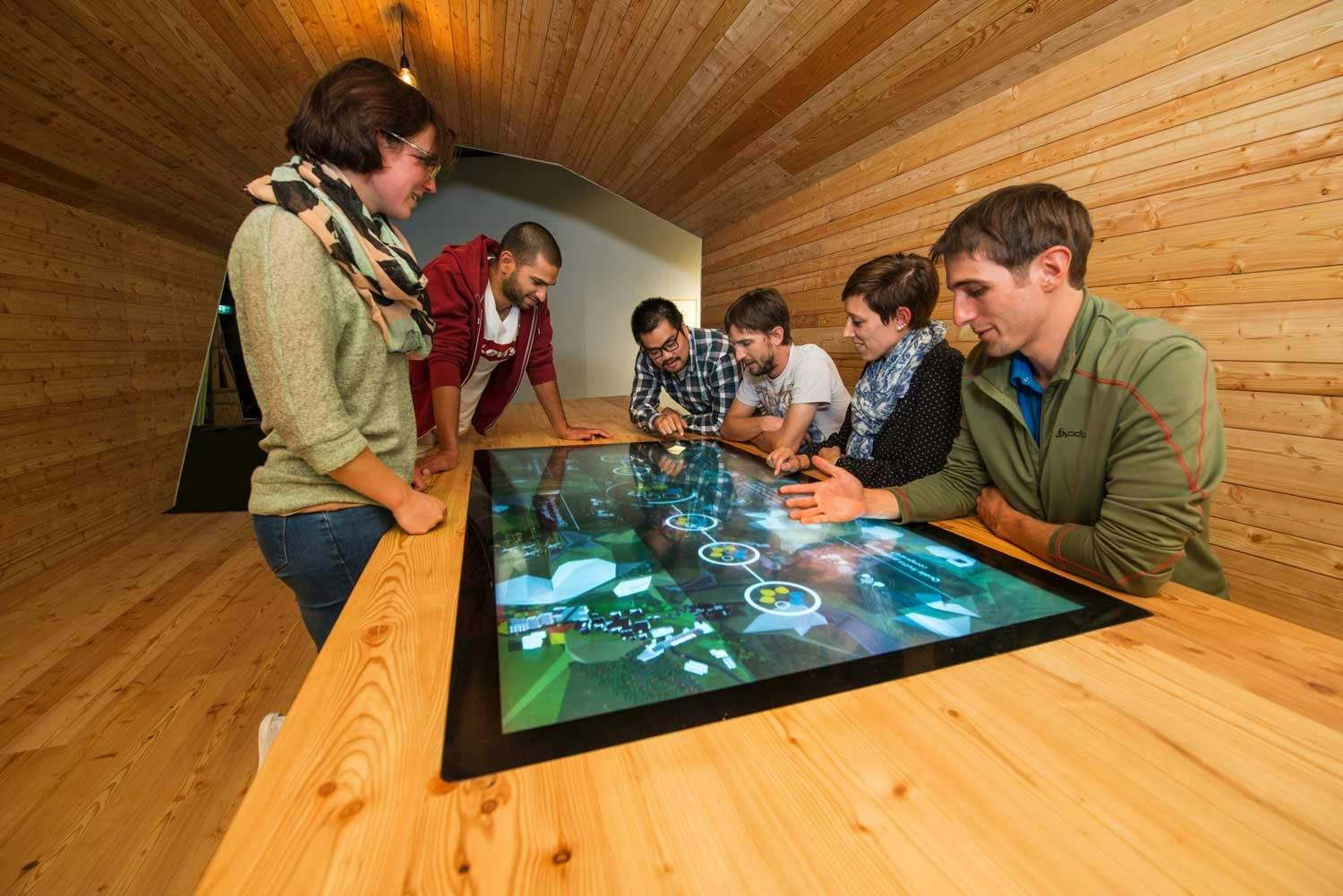 Während der Ausstellung gibt es immer wieder interaktive Spielmöglichkeiten, wie das Landschaftsspiel.