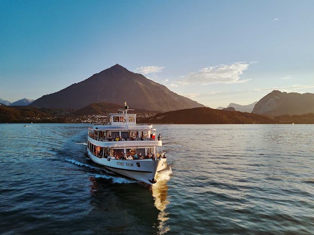 Bei einer Fahrt über den Thunersee geniessen Sie wunderschönes Bergpanorama.