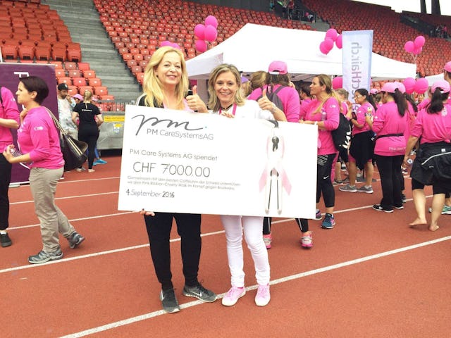 Unternehmerin Doris Merz übergibt Nicole Zindel, Gründerin Pink Ribbon Schweiz, eine Spende im Jahr 2016.