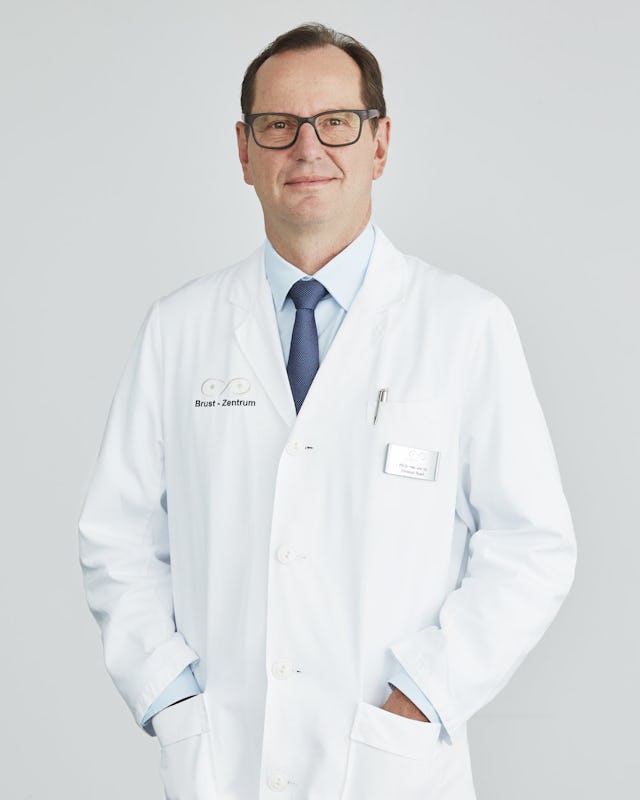 PD Dr. med. Christoph Tausch ist Direktor des Brust-Zentrums Zürich und auf die professionelle Abklärung und Behandlung von Brustkrebspatientinnen spezialisiert.