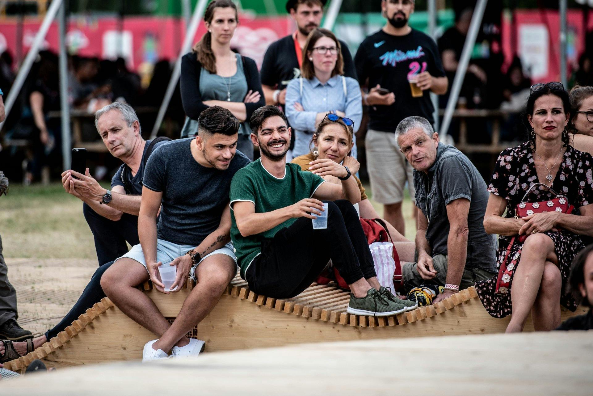 Mit Freundinnen und Freunden abhängen und einem feinen Drink geniessen.
