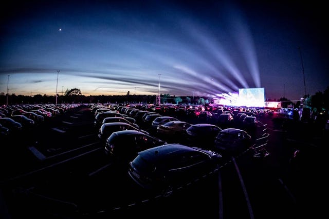 Pour soi, mais pas seul. Voilà ce que propose le cinéma drive-in.