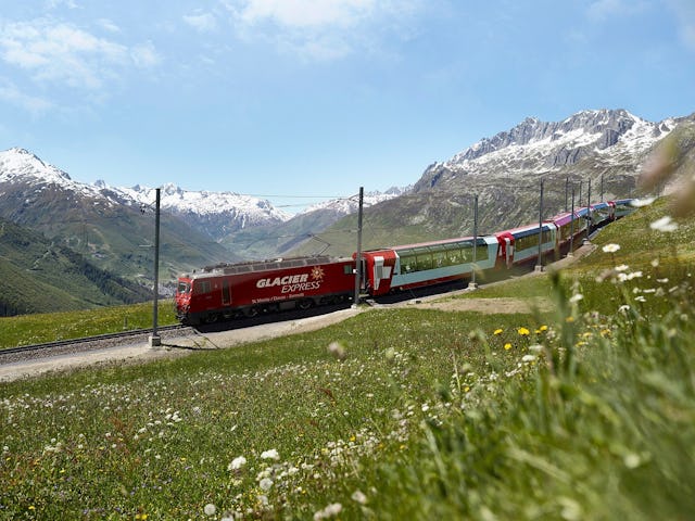 Le Glacier Express traverse les Alpes suisses de Zermatt à St. Moritz, sur un périple spectaculaire.