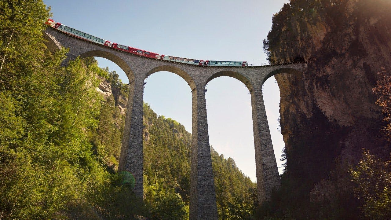 Le voyage à travers les Alpes suisses se poursuit sur l'impressionnant viaduc de Landwasser.