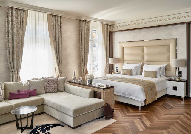 Biete mit und geniesse zwei Übernachtungen im luxuriösen Zimmer des Grand Hotel Quellenhof.