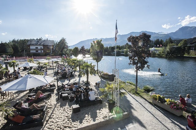 Le Beach Club, installé chaque été à l'Etang Long, est l'endroit idéal où se détendre et se reposer.