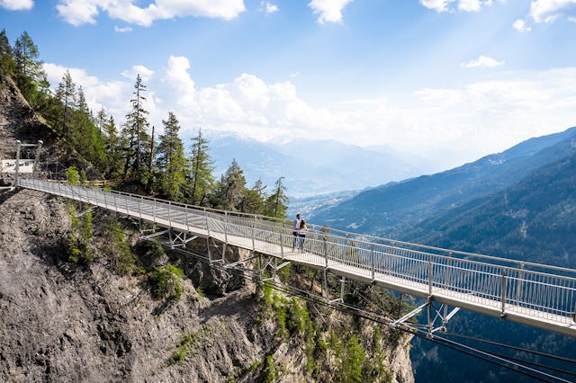 La nouvelle passerelle du bisse du Ro offre une perspective aérienne.