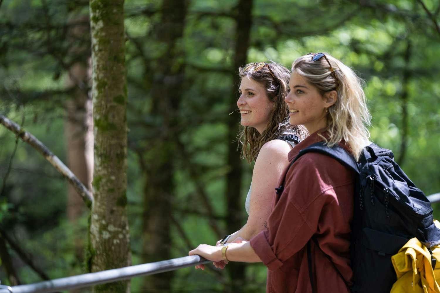 Dans leur vlog, les deux amies racontent les aventures passionnantes qu’elles ont vécues et les paysages de rêve qu’elles ont traversés.