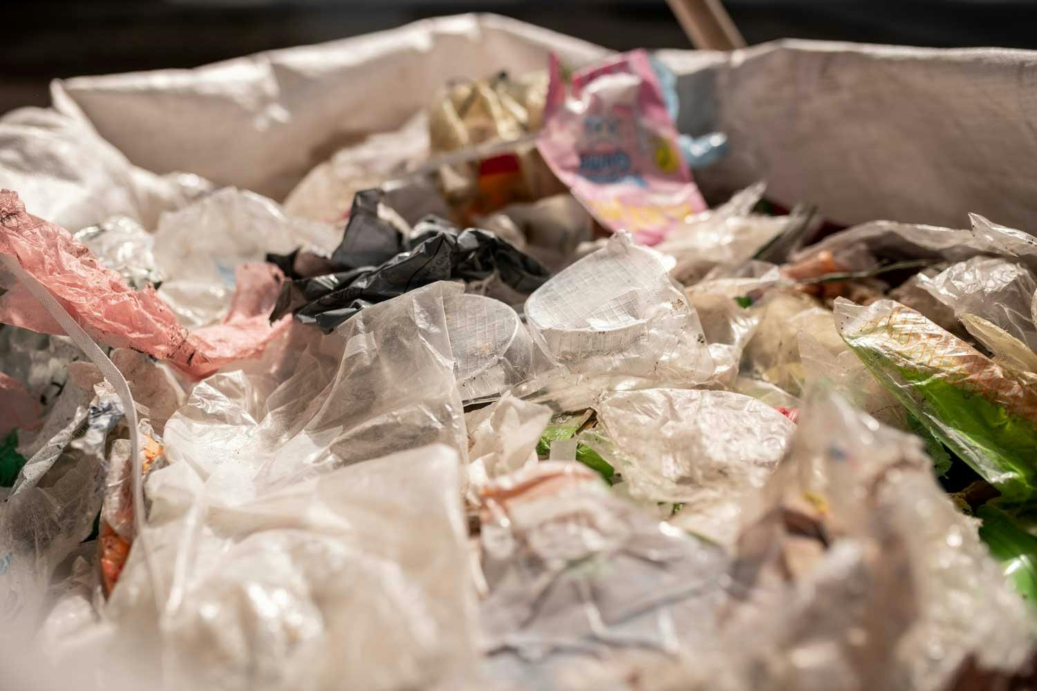 Gemäss Statistiken des Bundesamts für Umwelt entstehen in der Schweiz rund 780‘000 Tonnen Kunststoffabfälle pro Jahr. Aber nur ein kleiner Teil davon...