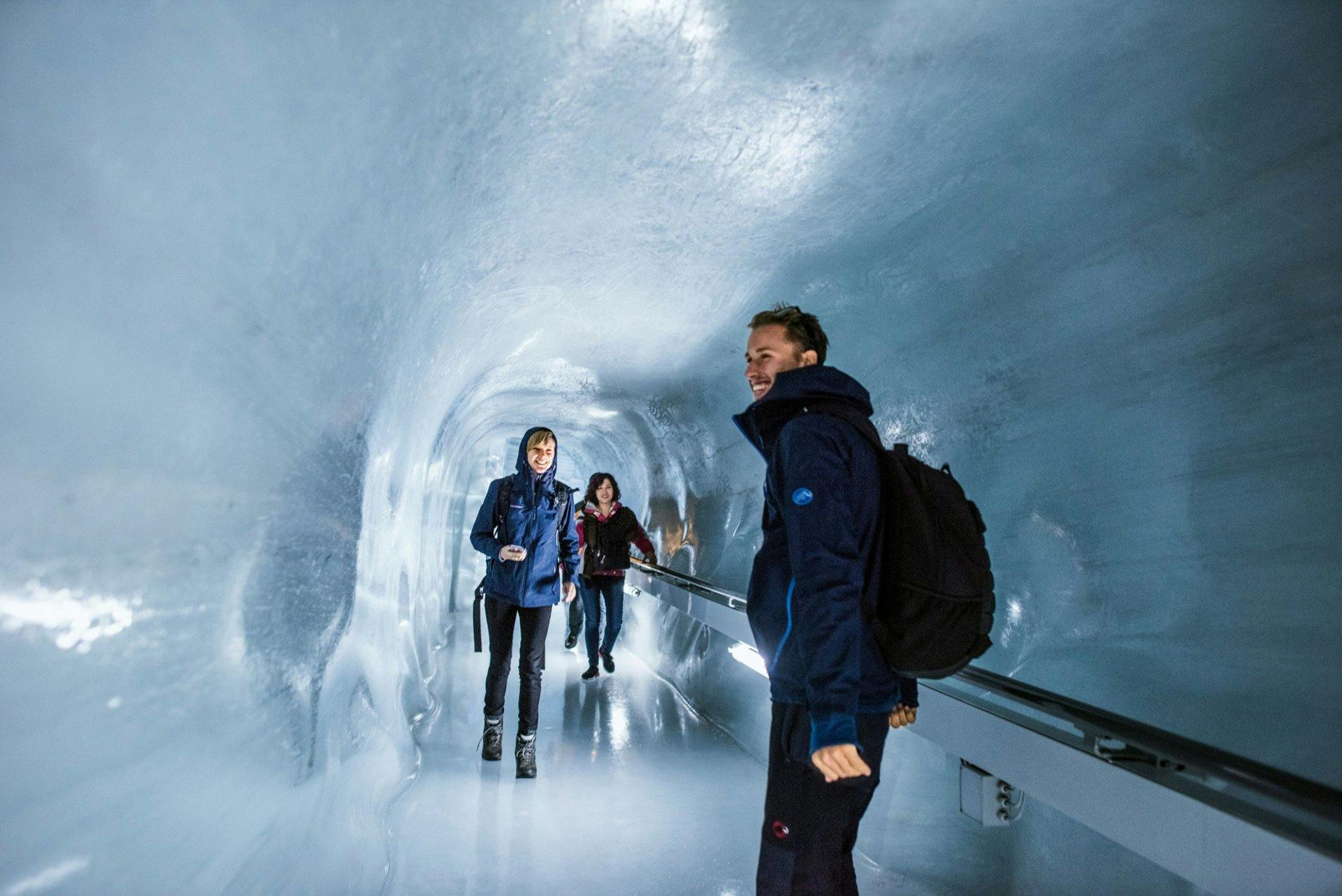 Les longs couloirs, creusés directement dans la glace, impressionnent les visiteurs du monde entier.