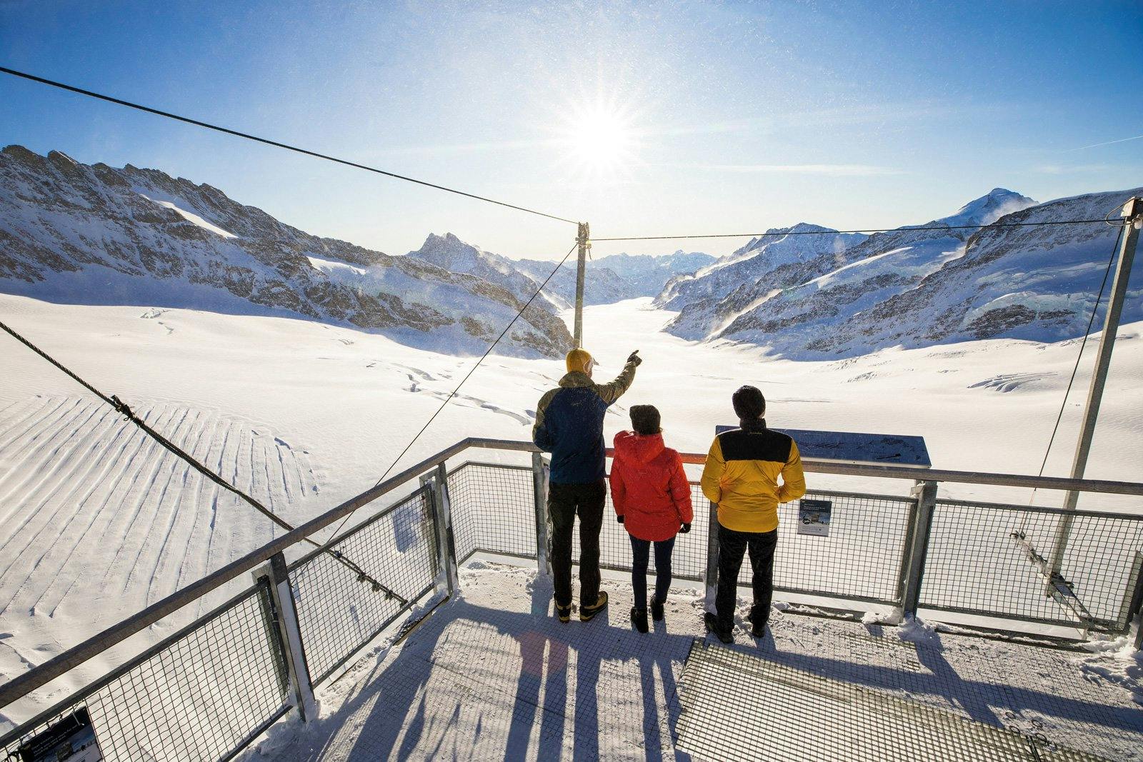 Vue de la terrasse du Sphinx sur le plus long glacier des Alpes, inscrit au Patrimoine mondial de l'UNESCO.