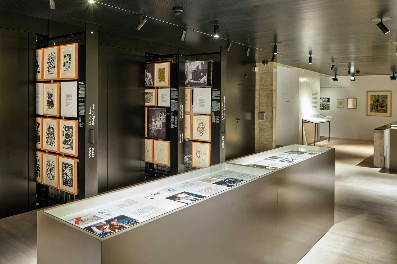 Hier sind nicht etwa literarische Werke, sondern Gemälde und Zeichnungen von Friedrich Dürrenmatt ausgestellt. Das Centre Dürrenmatt ist einfach mit d...