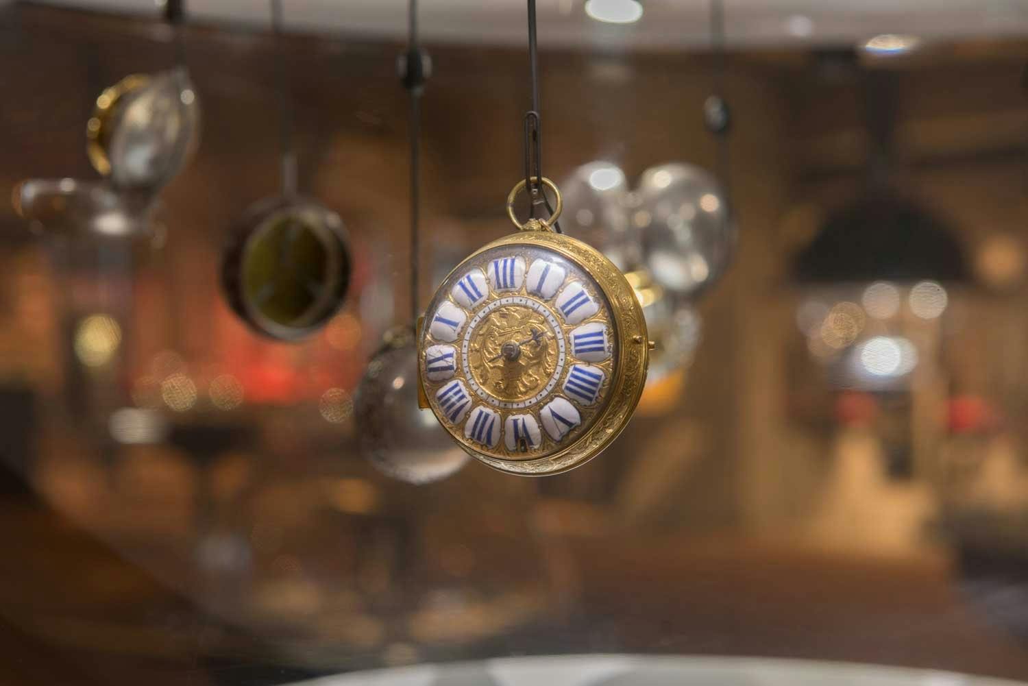 In der Ausstellung gibt es nicht nur unzählige Uhren zu bestaunen, sondern auch Uhrenmacher*innen bei ihrem Handwerk im Restaurierungszentrum. Das Uhr...