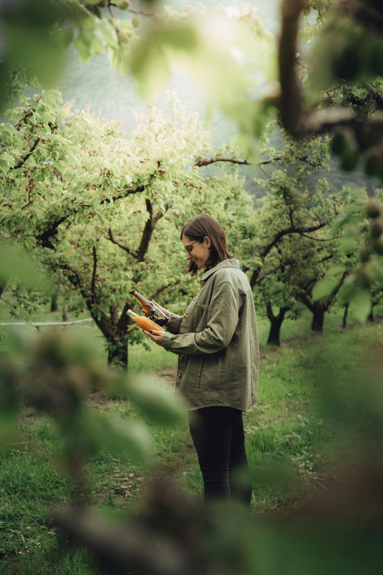 Die Aprikosenproduzentin Anne Constantin freut sich über das Apricot Sour Beer von Valaisanne.