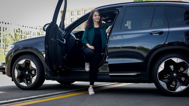 Carvolution-Kundin Annie empfiehlt das Auto-Abo allen, die neue Mobilitätslösungen ausprobieren und einen günstigen Neuwagen fahren möchten.