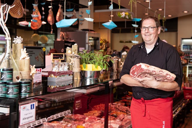 «L’acheteur détermine l’offre»: le maître boucher Urs Marti de la boucherie Hotz à Uster (ZH) apprécie les clients responsables et les producteurs fiables.