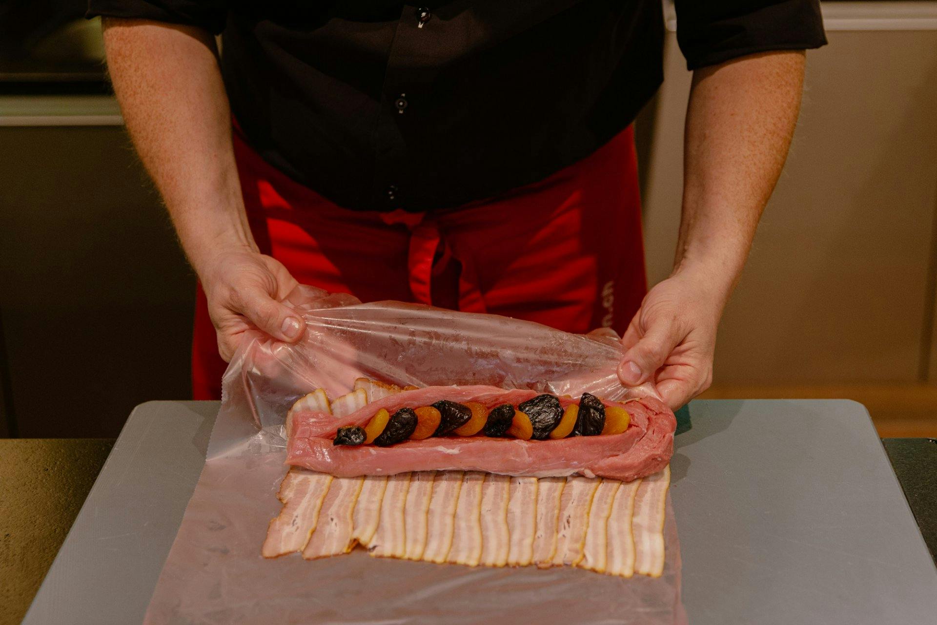 La viande peut être préparée d'innombrables façons, par exemple sous forme de filet suédois: un filet de porc aux pruneaux et aux abricots enroulé de...