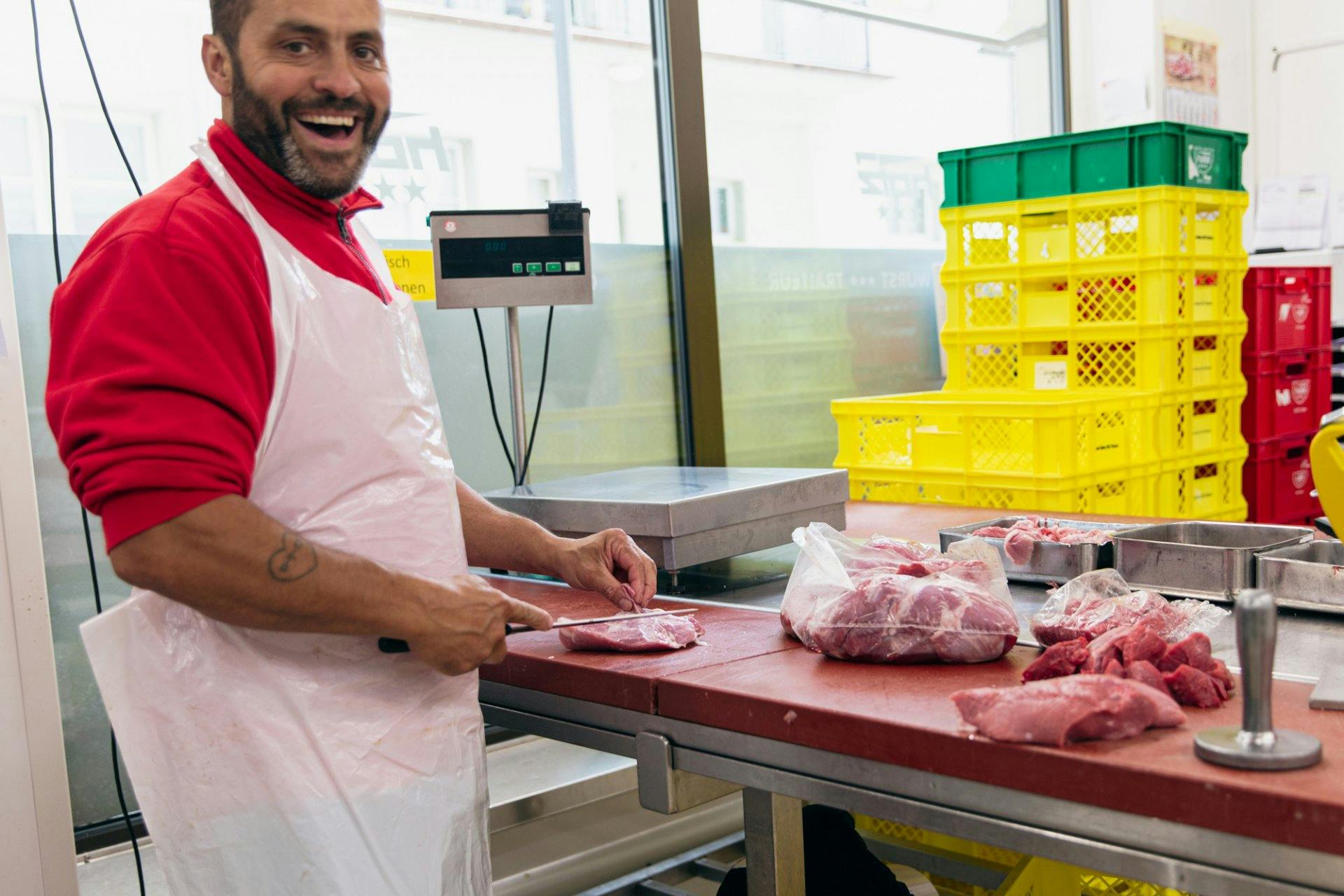 La passion de l'artisanat: un employé de la boucherie Hotz découpe la viande des animaux provenant directement des agriculteurs de la région.
