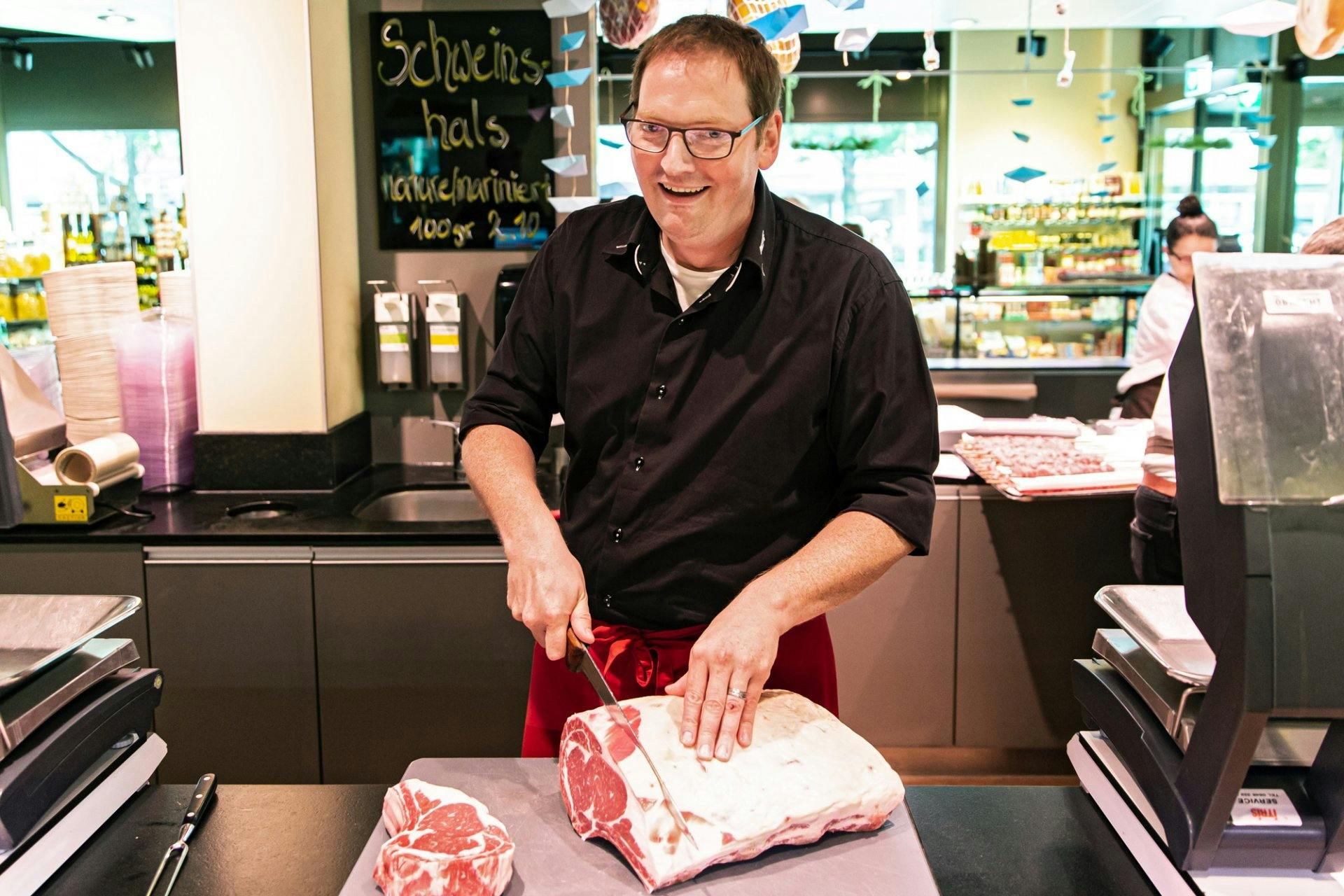 Autrefois appréciée toute l'année, aujourd'hui plutôt demandée en été: le maître-boucher Marti coupe…