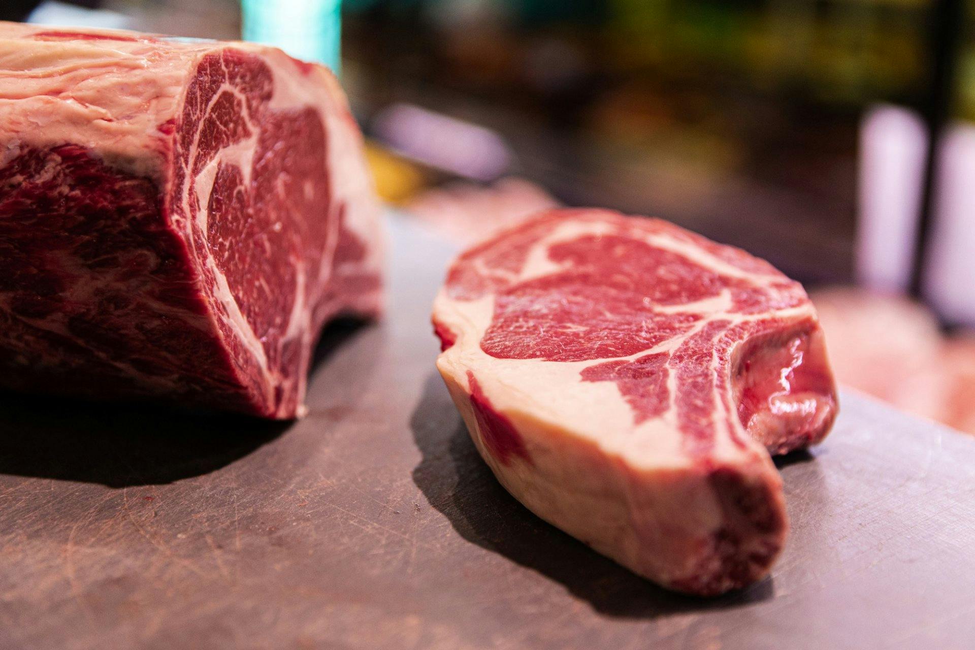 … une côte de bœuf qui, en raison de sa graisse, finit souvent sur le barbecue.