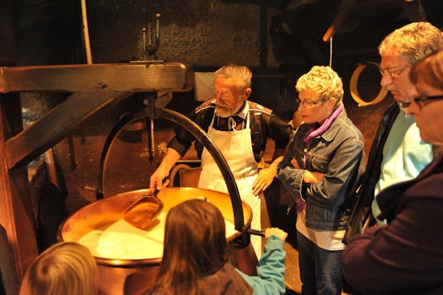 Découvrir le processus de fabrication de l’un des plus fameux fromages suisses, l’Emmentaler.