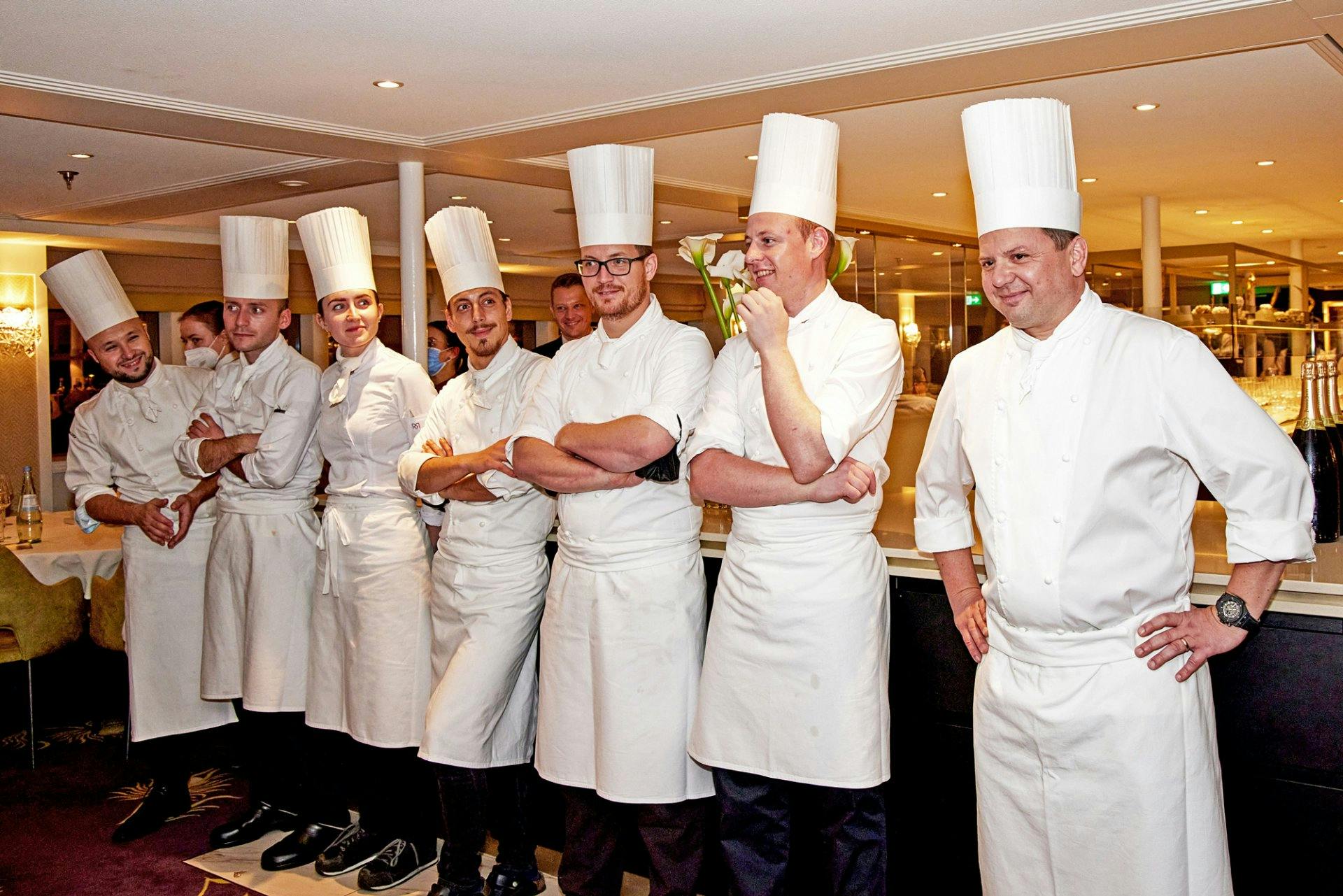 Riesenapplaus für die Meisterbrigade um 3-Sterne-Chef Franck Giovannini (r.) aus Crissier beim Auftritt im Restaurant.