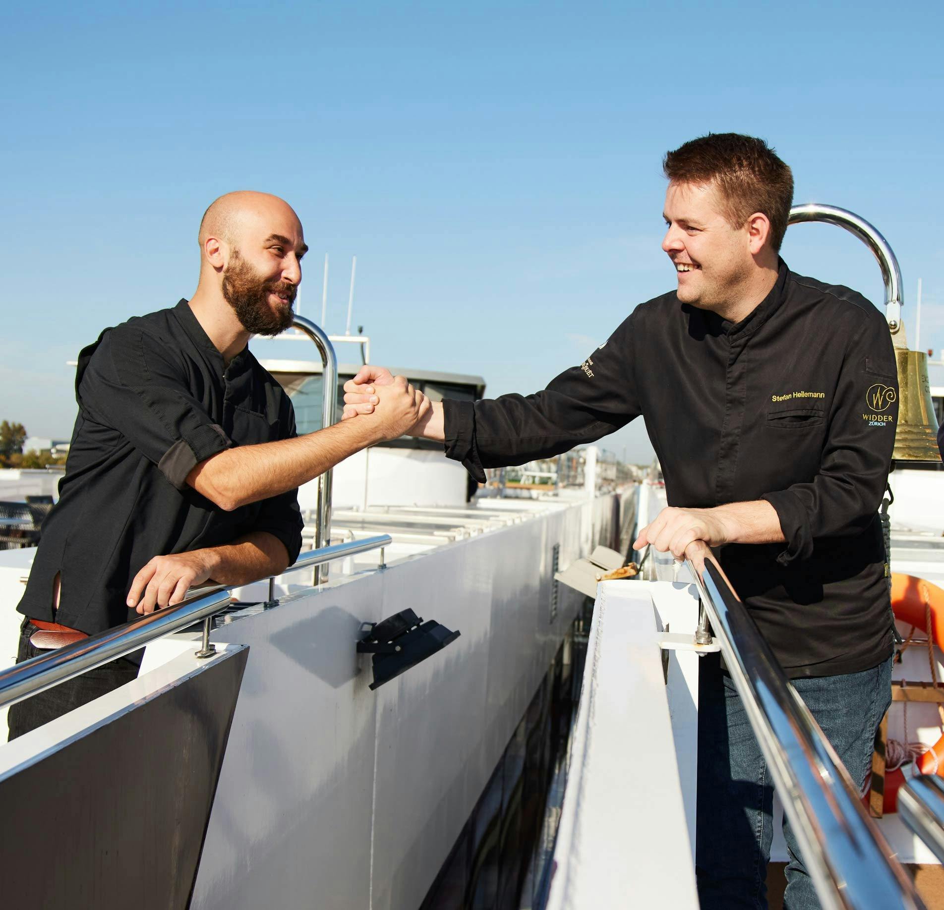 Als hätten sie es geahnt: Koch des Jahres ’21 Stefan Heilemann begrüsst in der Schleuse Mitja Birlo, der wenige Wochen später Koch des Jahres ’22 werd...