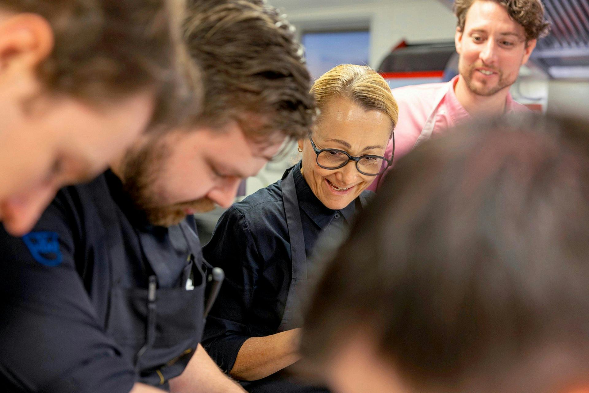 «Miss 1000 Volt», wie immer bei bester Laune. Die geniale Tanja Grandits mit ihrem Team beim Anrichten.