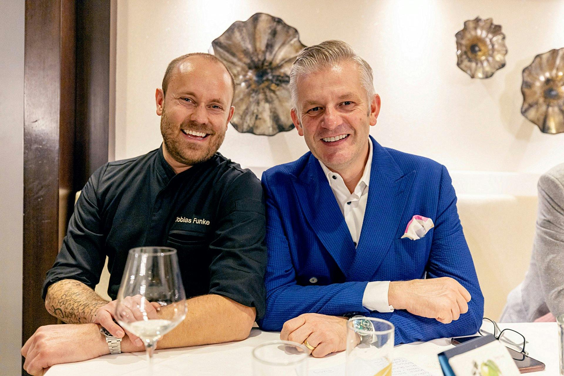Moderationsbriefing: Sternekoch Tobias Funke von der Appenzeller «Fernsicht» mit Conférencier Rainer Maria Salzgeber.