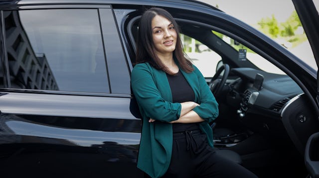 Annie, cliente de Carvolution, recommande l'abonnement voiture à toute personne souhaitant essayer de nouvelles solutions de mobilité.