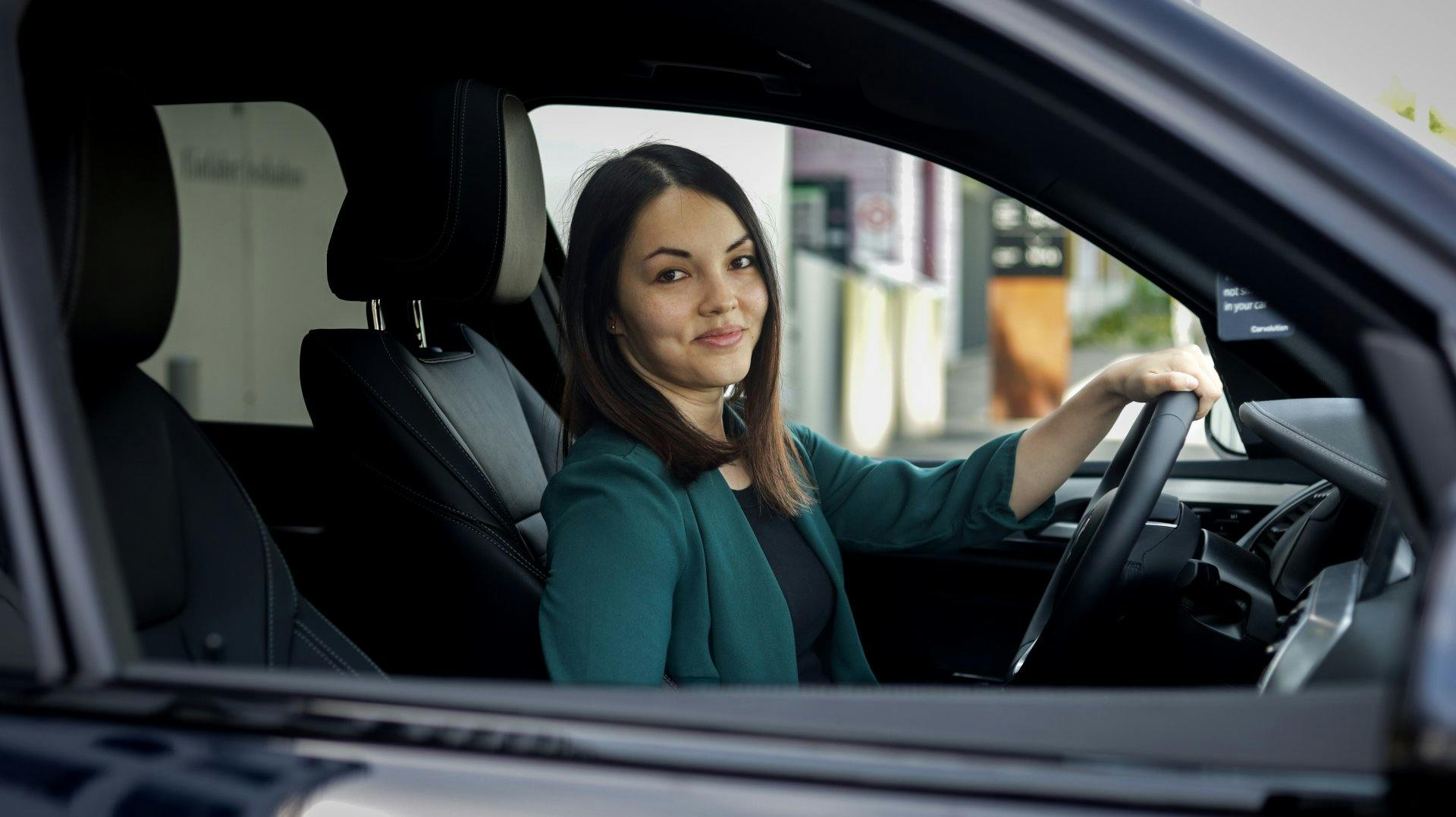 Annie, cliente de Carvolution, est très satisfaite de sa BMW iX3.