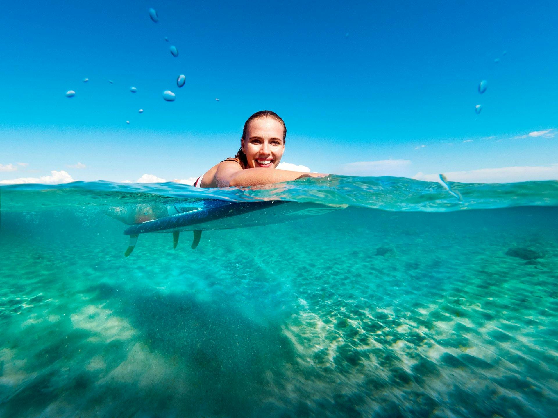 Hol dir eine Erfrischung im klaren Meer bei Çeşme.