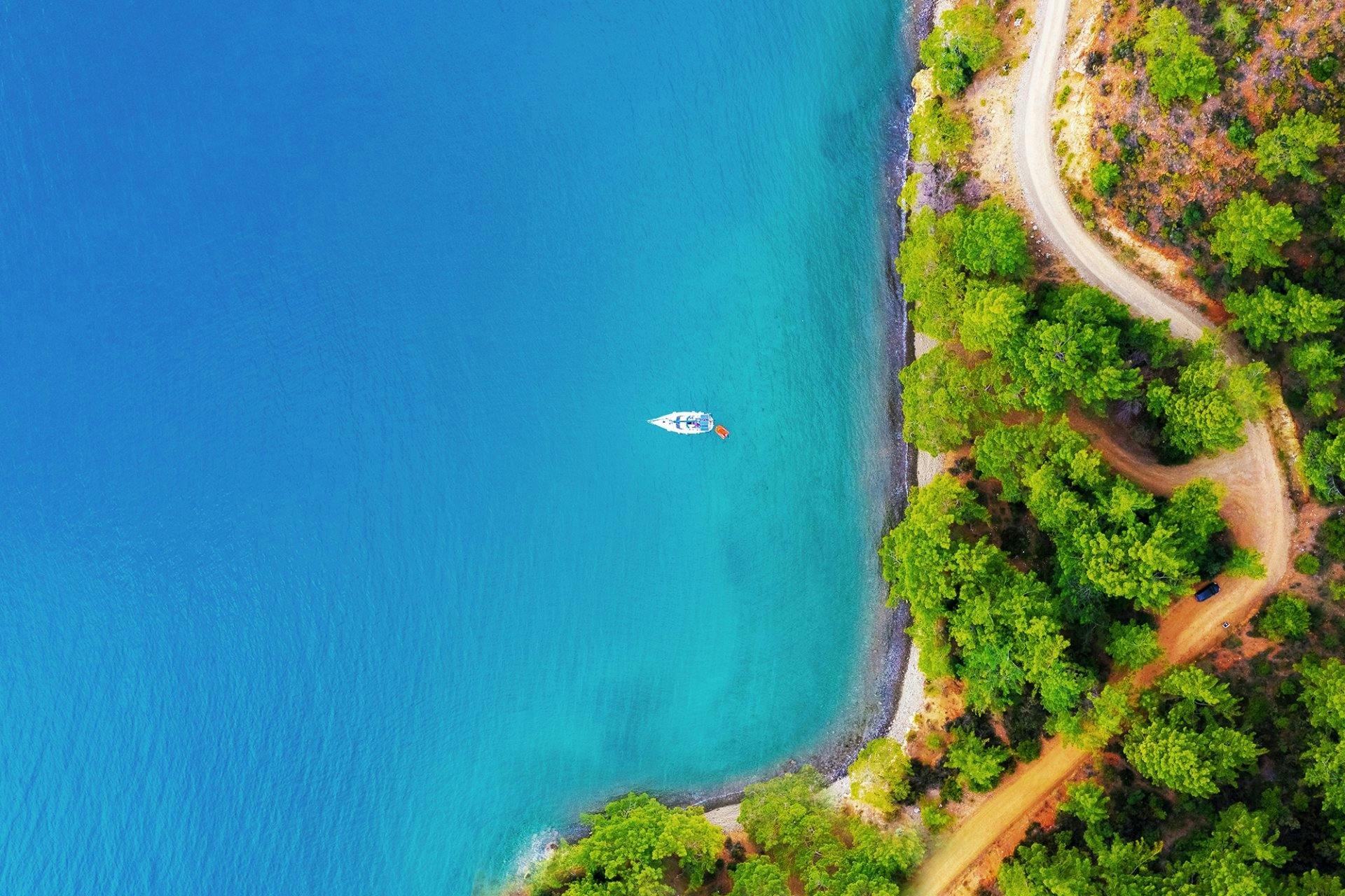 Das Wasser funkelt türkisblau, der weisse Sand wärmt deine Füsse: In Fethiye werden deine Badeferien zum Traum.