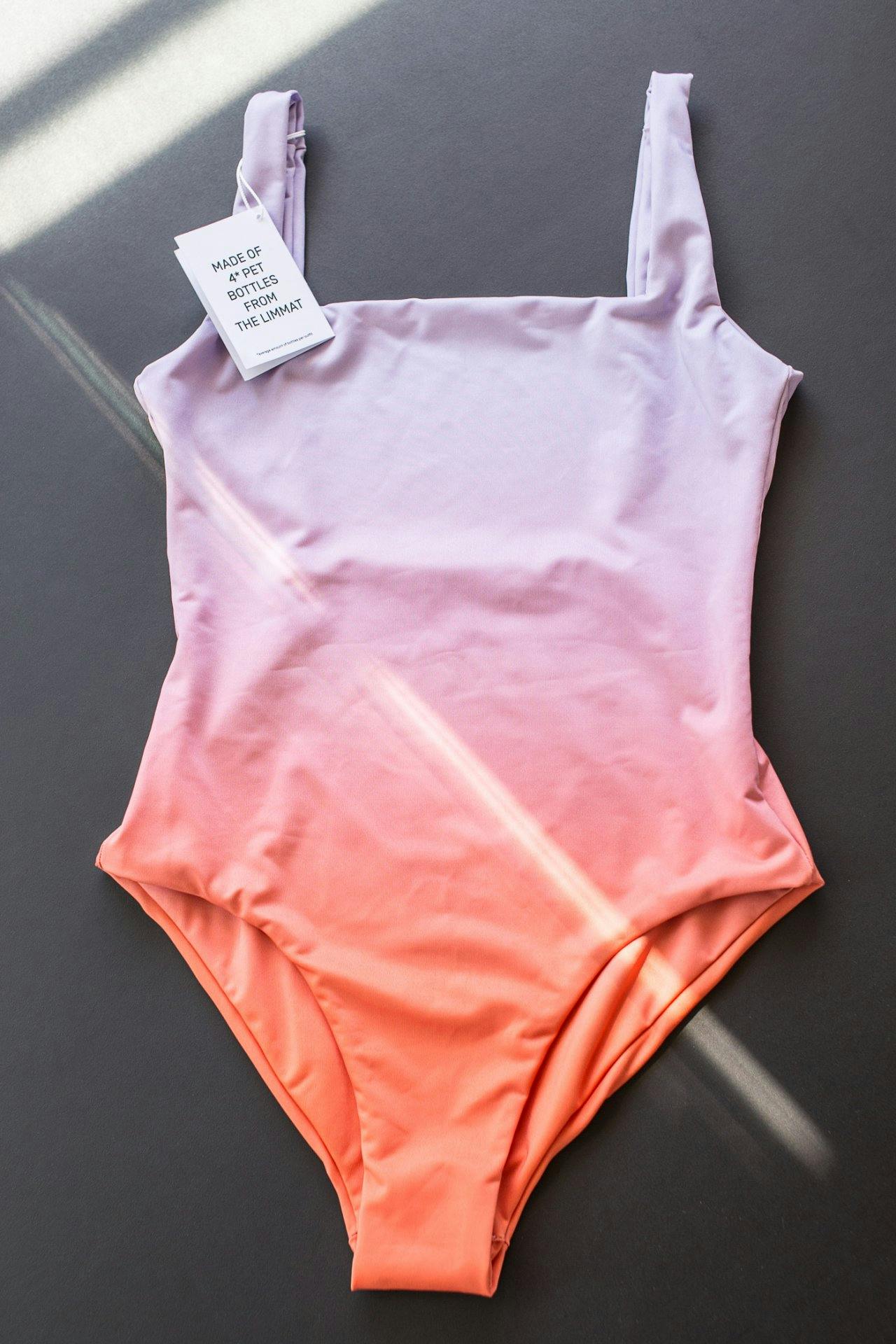 Ein Badeanzug besteht aus rund vier PET-Flaschen, die direkt aus der Limmat geholt werden.