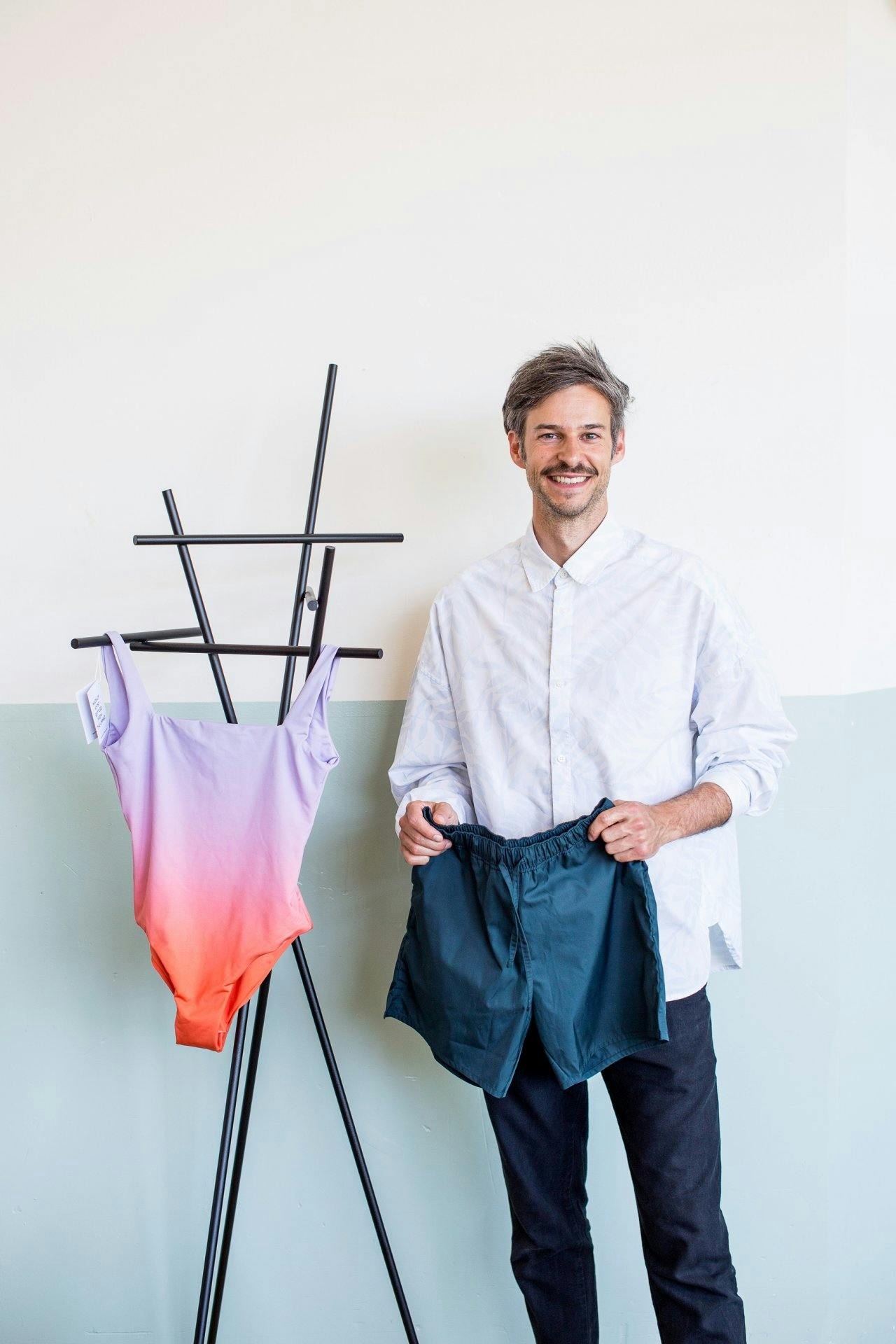 Designer Peter Hornung mit zwei seiner Entwürfe aus recyceltem Limmat-Plastik.