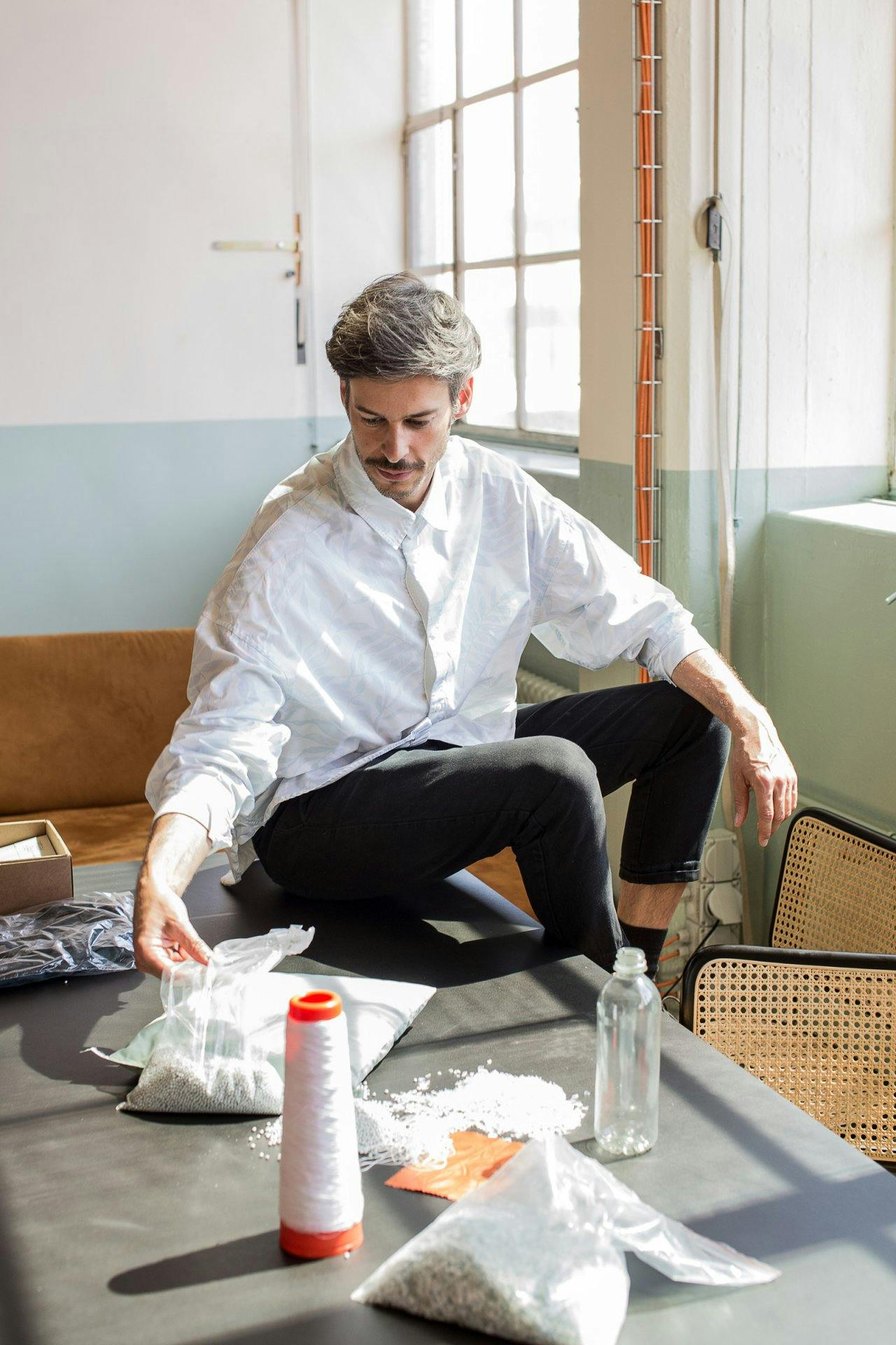 Durch ein besonderes Verfahren werden die gesammelten PET-Flaschen in kleine Teile zerlegt, ...