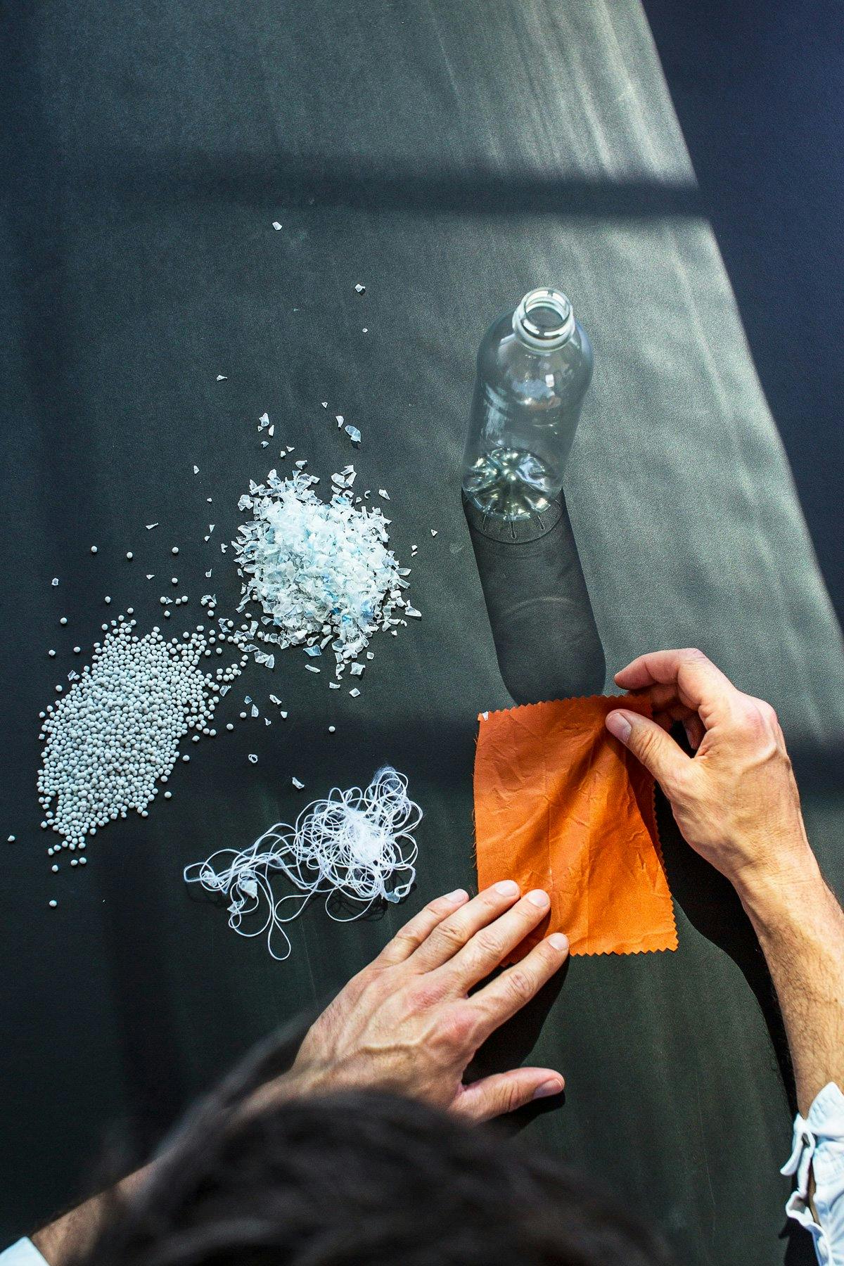 ... zu Granulat weiterverarbeitet und schlussendlich zu nachhaltigen Textilien.