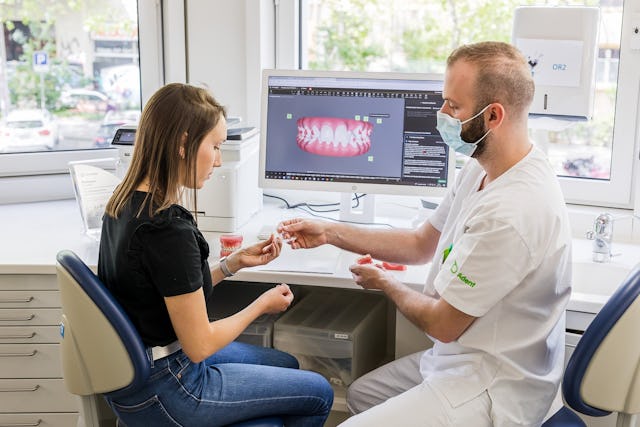 Un traitement orthodontique bien pensé et planifié à l'avance: les gouttières transparentes Invisalign®.